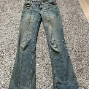 Säljer mina super sköna bershka Jeans 💗jag är 175 cm och dom är på gränsen korta för mig och det är därför jag säljer💗Inga defekter!  Andra bilden är lånad!