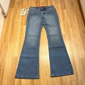 (7) världens snyggaste lågmidjade bootcut jeans i ljusblåa tvätt, helt nya med lappar kvar och nitar på, stretchiga! Midjemått rakt över: 35cm, innerbenslängd 82cm 🩵