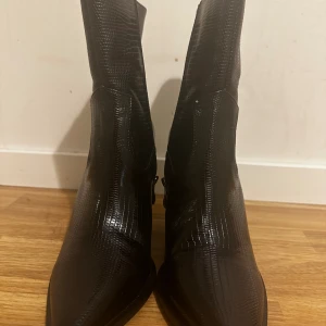 Fake skinn Boots  - Fina skinn boots passar 37,38. 