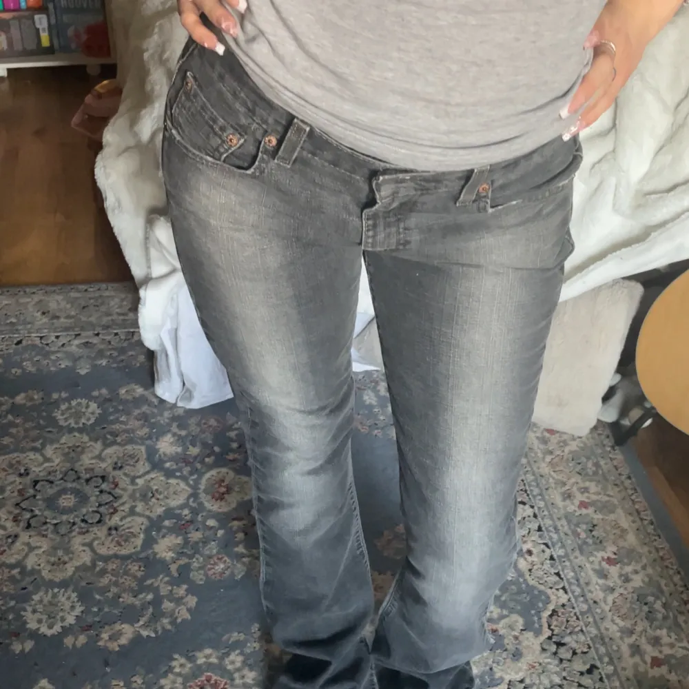 Levis 515 jeans jag köpte här på plick! Dem var perfekta men har redan massor av liknade par. Är 164cm och bär ofta st 36-38 i jeans💖. Jeans & Byxor.