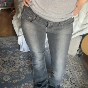 Levis low waisted jeans 🎀 - Levis 515 jeans jag köpte här på plick! Dem var perfekta men har redan massor av liknade par. Är 164cm och bär ofta st 36-38 i jeans💖