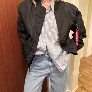 Alpha Industries bomberjacka - Nyskick, använd fåtal gånger. Stl. L Betalning sker via swish innan överlämning/utskick. Pris går att diskuteras.