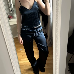 Oanvänt pyjamas set - Superfint pyjamas set i ”siden” matrial som är väldigt mjukt. Bra skick då det endast är testat. Är 172 lång💗storlek xs men skulle säga att de passar även s. Nypris var runt 500kr. Hör av dig vid frågor!