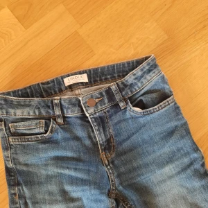 Flared Jeans - Från Lindex, "Freja". Lite smått slitna men inte söndriga. Har använts mycket mwn inte sönder eller med hål.Orginalpris ca 300kr. Går bra att skicka tillbaka om plagget inte passar!