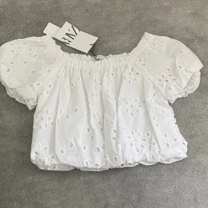 Zara Blus - Oanvänd Zara blus Storlek 11/12år passar xxs/xs Blommönster  Offshoulder Prislapp kvar