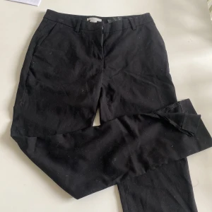 Kostymbyxor - Kostym byxor från H&M med slits vid benen. Aldrig använt därav lite dammiga (tvättas såklart innan köpet)  