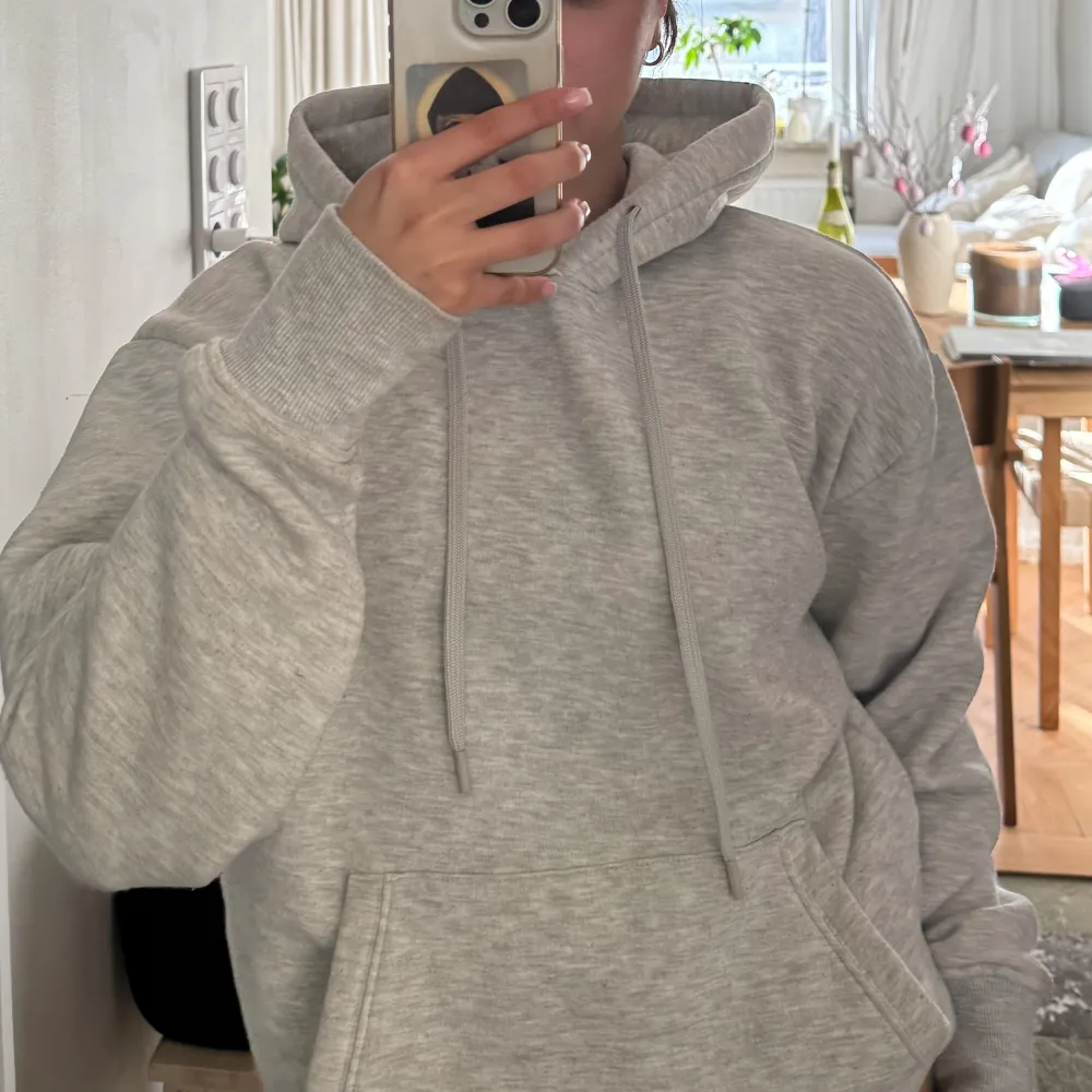 Grå hoodie från zara i storlek s 💕. Hoodies.