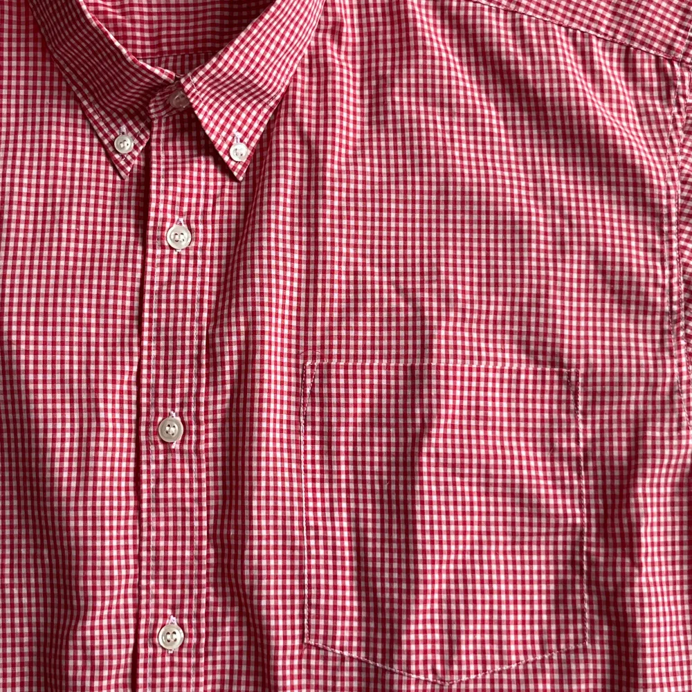 Somrig kortärmad skjorta i luftig, rödrutig bomull/polyester-mix . Skjortor.