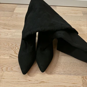 Stövlar  - Säljer nu mina jättefina stövlar då de tyvärr inte passar mig. Klackhöjden är 6cm😁