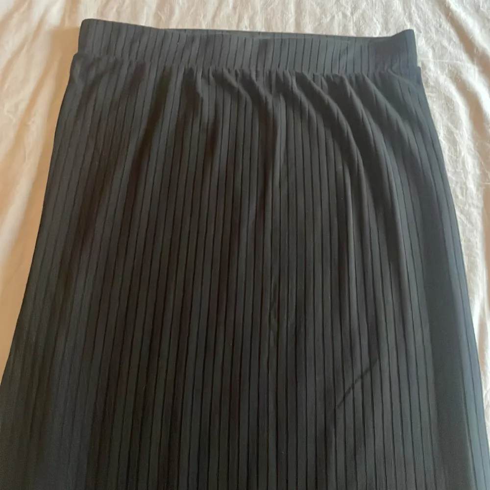 Sjukt snygg ribbad kjol med en liten slits längst ner (syns på sista bilden) 💘(ca 83 cm lång) . Kjolar.