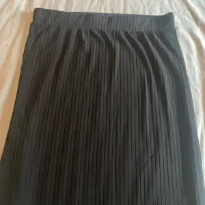 Sjukt snygg ribbad kjol med en liten slits längst ner (syns på sista bilden) 💘(ca 83 cm lång) 