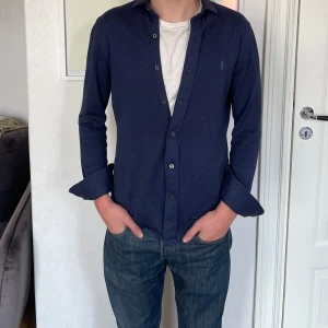 Ralph Lauren skjorta  - Fin Ralph Lauren skjorta i ett mjukt och härligt bomulls material.  Skjortan är storlek S/XS och personen på bilden är 179cm lång.   Fint använt skick. 