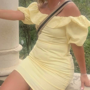 Gul klänning - Använd 1 gång.