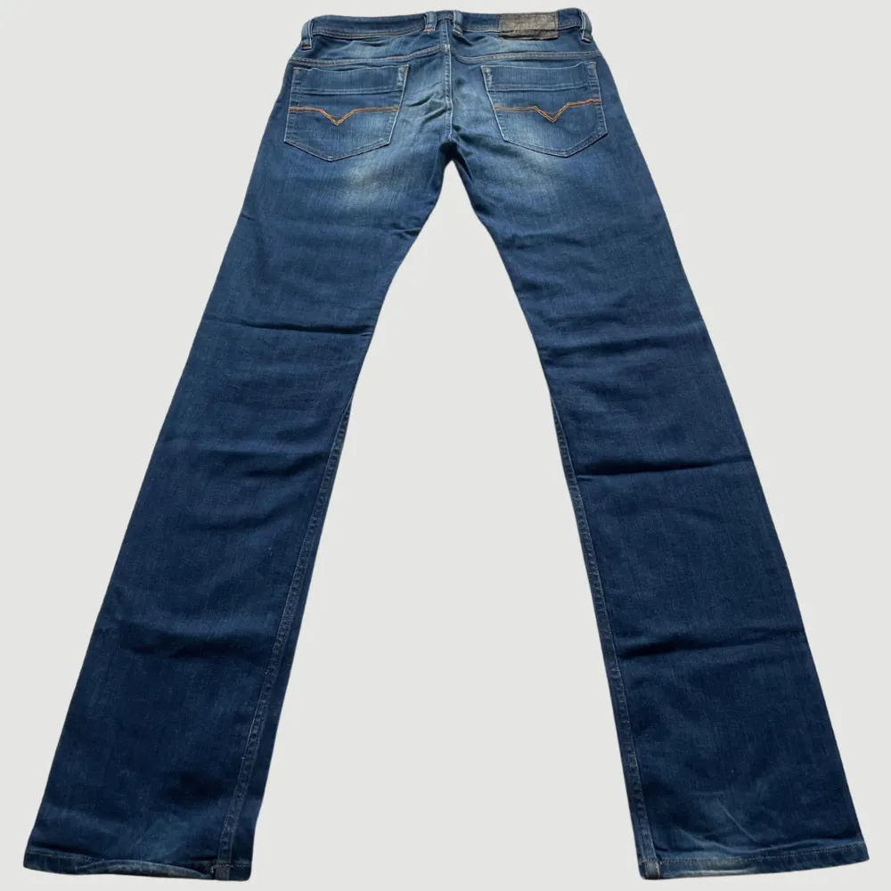 STORLEK: W29 L32. MIDJA RAKT ÖVER: 42 cm. MIDJEHÖJD: 25 cm.. Jeans & Byxor.