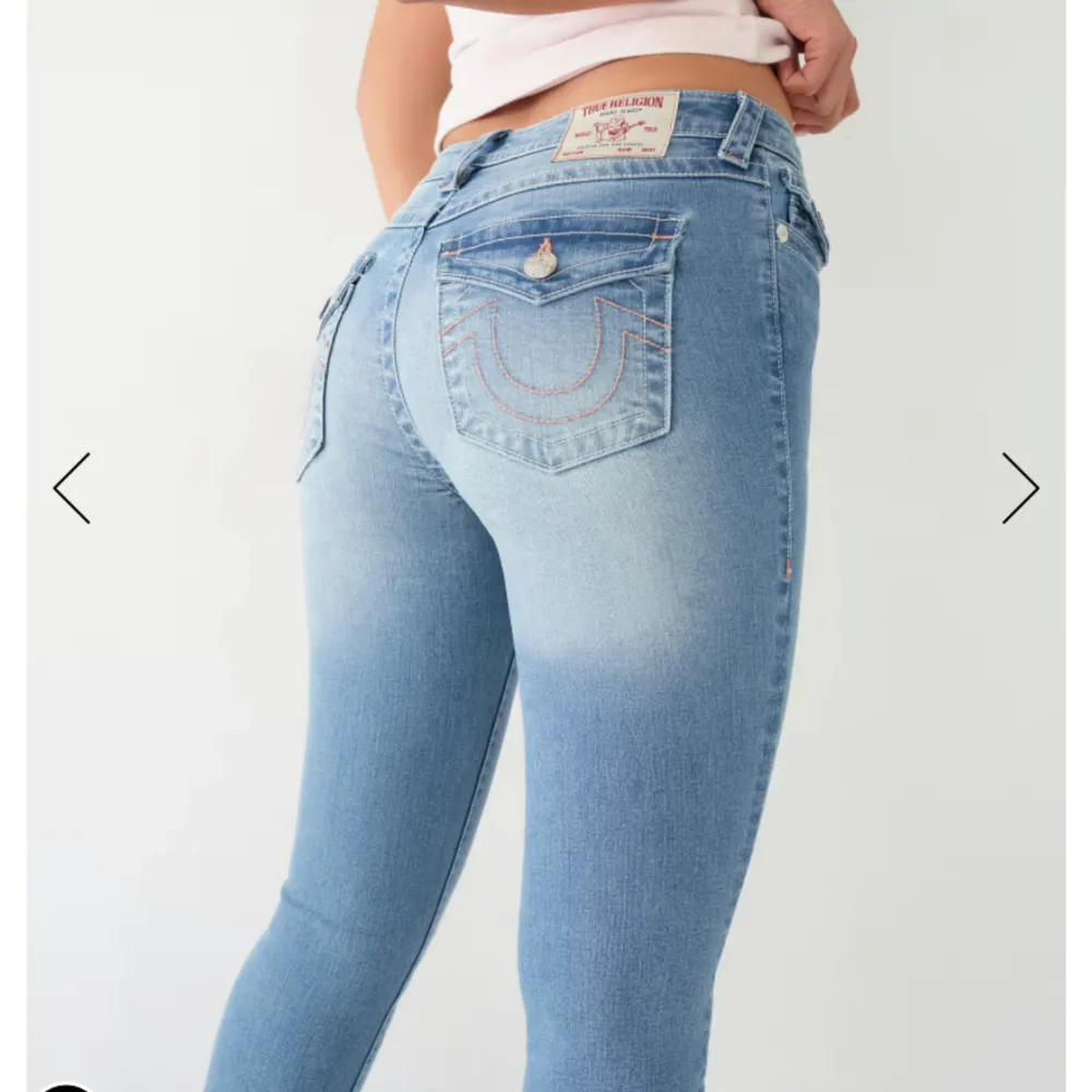 Säljer dessa fina jeans från true religion. De är i jättefint skick och inga defekter. Nypris på deras hemsida: 2297kr. Hör av er vid frågor!❤️. Jeans & Byxor.