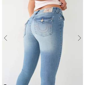 Säljer dessa fina jeans från true religion. De är i jättefint skick och inga defekter. Nypris på deras hemsida: 2297kr. Hör av er vid frågor!❤️