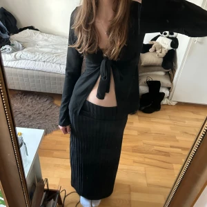 Svart långkjol - Jättefin svart, glittrig långkjol från Gina tricot. Den har resorband i midjan och är därför stretchig. Skulle tro att den passar xs-m. Skriv för mer info💗