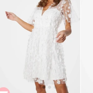 Studentklänning - Säljer denna vackra studentklänning som jag hade tänkt ha på mitt utspring. Aldrig använd och lappen kvar. Storlek 44, men passar mindre. Nypris 999. Säljer för 500. Pris kan   diskuteras vid snabb affär