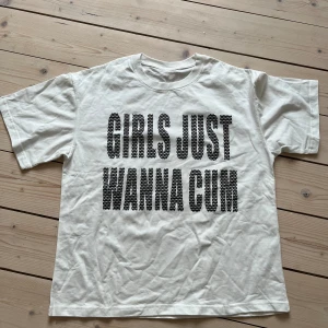 Bundle, moma keps, vit t shirt och keith haring t shirt - M