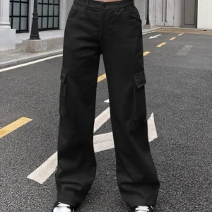 Cargo byxor  - Inte min bild, aldrig använt byxorna och de är i strl L men mer som M💕 aldrig kommit till någon användning pågrund av att de är förstora för mig, materialet är i jeans men sitter inte tajt 