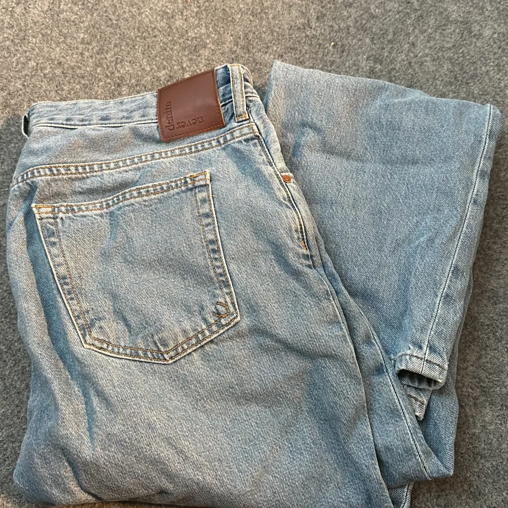 Säljer att par ljusblåa jeans från Bik Bok. Inköpta för 600kr säljer för 300kr. Jeans & Byxor.