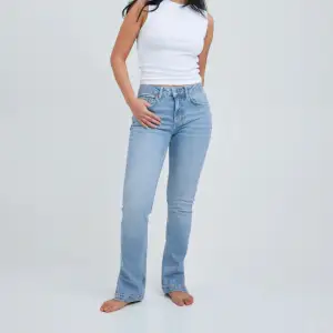 Ljusblåa jeans från Bikbok, storlek W30 L32. Jättefin färg som är fin på sommaren! Långa i benen och har en split längst ned (därav namnet på byxan). Knappt använda och inga defekter🩵
