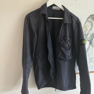 Stone island overshirt  - Stone island overshirt i väldigt bra skick perfekt nu till våren/sommaren. Köpt på NK och kvitto finns!