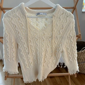 Stickad tröja från Sara  - Stickad tröja från zara, använd 1 gång. 