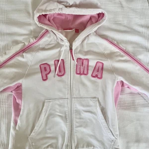Y2k PUMA Hoddie🩷 - Supersöt PUMA hoodie från tidigt 00-tal. Används inte längre och är i bra skick! Normal i storleken🩷