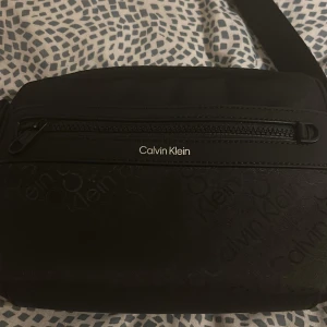 Calvin klein  - Säljer axelväska perfekt nu till sommar kan göra snabbaffär 