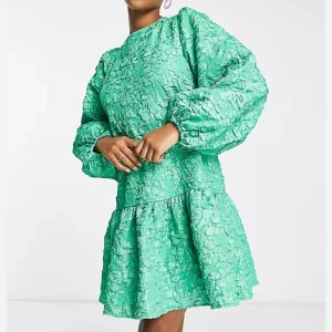 Klänning - Nypris: 550kr. Helt oanvänd. Jag köpte den för att ha på mig på ett bröllop💗