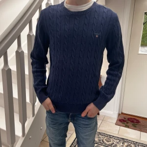 Gant Stickad - Skön stickad Gant tröja! Skicka 9/10! Schysst passform och ett skönt bomulls material👕 TITTA MIN SIDA SÅ DU INTE MISSAR NÅGOT ÄNNU FETARE!🍾💶Kom dm ifall du har några frågor!🙋‍♂️😊