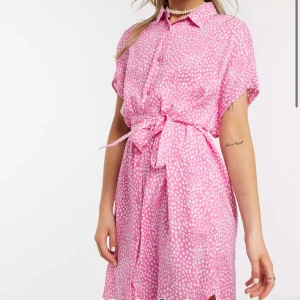 Rosa sommarklänning - Nypris 343 kr. Klänningen är i mycket bra skick, använd en gång. 