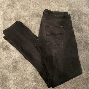 Nudie jeans - Tjena! Säljer ett par nudie jeans i nyskick, jättefina och inga fel alls. Nypris 1600kr. Allt gott// Wilmer