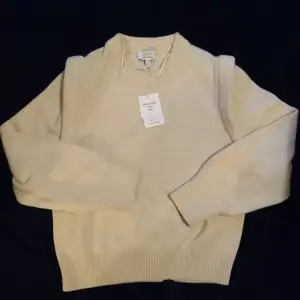 Helt ny och oanvänd stickad beige tröja från Paris Atelier med prislapp och tags, storlek Large Nypris: 899:-
