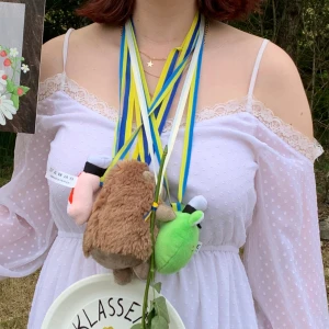 Vit klänning - Fin klänning med volang nedtill som passar bra som avslutningsklänning/studentklänning. Själv hade jag den som det sistnämnda, men trots det så är den utan några skavanker. Bra i storlek. Ursäktar den dåliga kvaliteten på andra bilden.