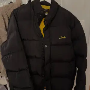 Corteiz (CRTZ) BOLO PUFFER JACKA  Köpte den för 2000kr säljer den nu för 700kr då den inte används längre.  Storlek: XL (passar L oversized)