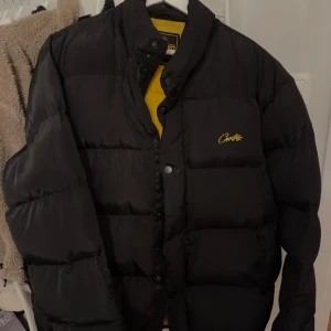 Corteiz (CRTZ) BOLO PUFFER JACKA - Corteiz (CRTZ) BOLO PUFFER JACKA  Köpte den för 2000kr säljer den nu för 700kr då den inte används längre.  Storlek: XL (passar L oversized)