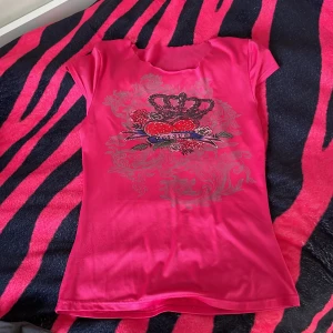Hot pink tröja  - köpte av en vön bra skick men den är avklipp runt halsen men den ser jätte bra ut kom privat för mer bilder❤️
