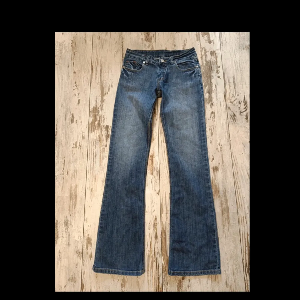 Säljer dessa Victoria Beckham jeans då de inte kommer till användning längre.. Jeans & Byxor.