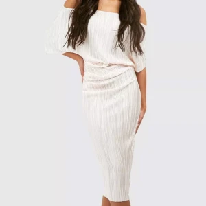 Offshoulder klänning - Köpt från boohoo men inte min stil, lappen är kvar och endast testad💗💗 Storlek 36 men sitter bra på mig som vanligtvis har 34💗