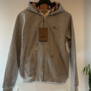 Grå Burberry hoodie - Säljer nu min aldrig använda burberry hoodie i storlek M. Hör av dig om du har några frågor😀