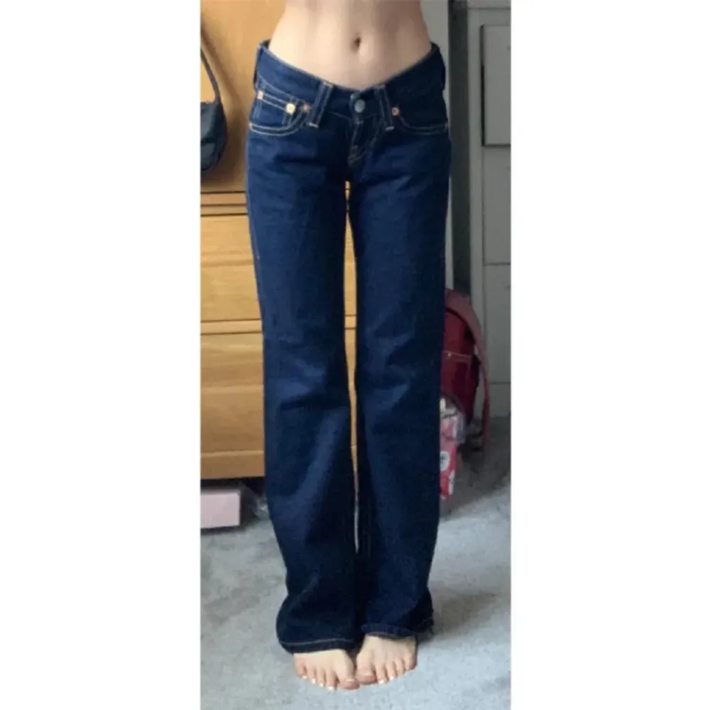 Hej 👋 säljer dessa perfekt lågmidjade Levis jeans då det var lite stora för mig i midjan. Midjemåttet rätt över=41cm innerbenslängden =77cm Om du har några frågor är det bara att fråga 💗. Jeans & Byxor.