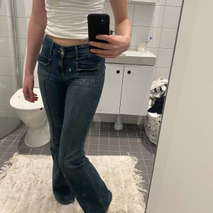 Low waist jeans - Low waist jeans från Nelly. Slutsålda på hemsidan. Storlek 34. Helt nya med lappen kvar. Nypris 699kr. Kan skicka egna bilder.