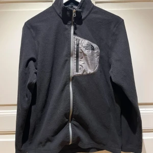 The North Face Fleece  - Storlek M Men. Stilren fleece tröja från The North Face i ett bra skick. Nypris 1100kr, vårat pris 299kr + frakt.   Känner ni för att köpa flera produkter samtidigt kan vi komma överens om paketpriser och frakt🤝