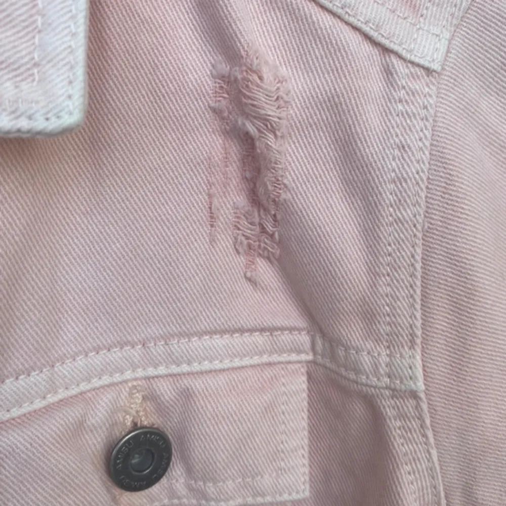 Mycket bra skick! Tuff rosa jeansjacka!  Coola slitna detaljer på jackan!  . Jackor.