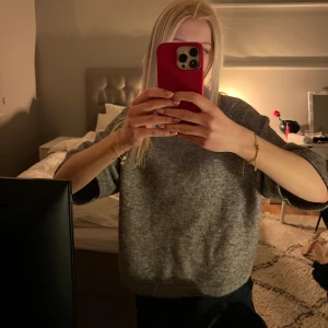 Stickad T-shirt  - Säljer denna stickade T-shirt från & other stories i storlek XS. 🤩