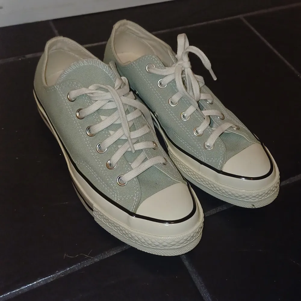 Storlek 39,5 (UK 6,5) Endast testade. Otroligt fin pastellgrön färg men tyvärr är de för stora för mig. . Skor.