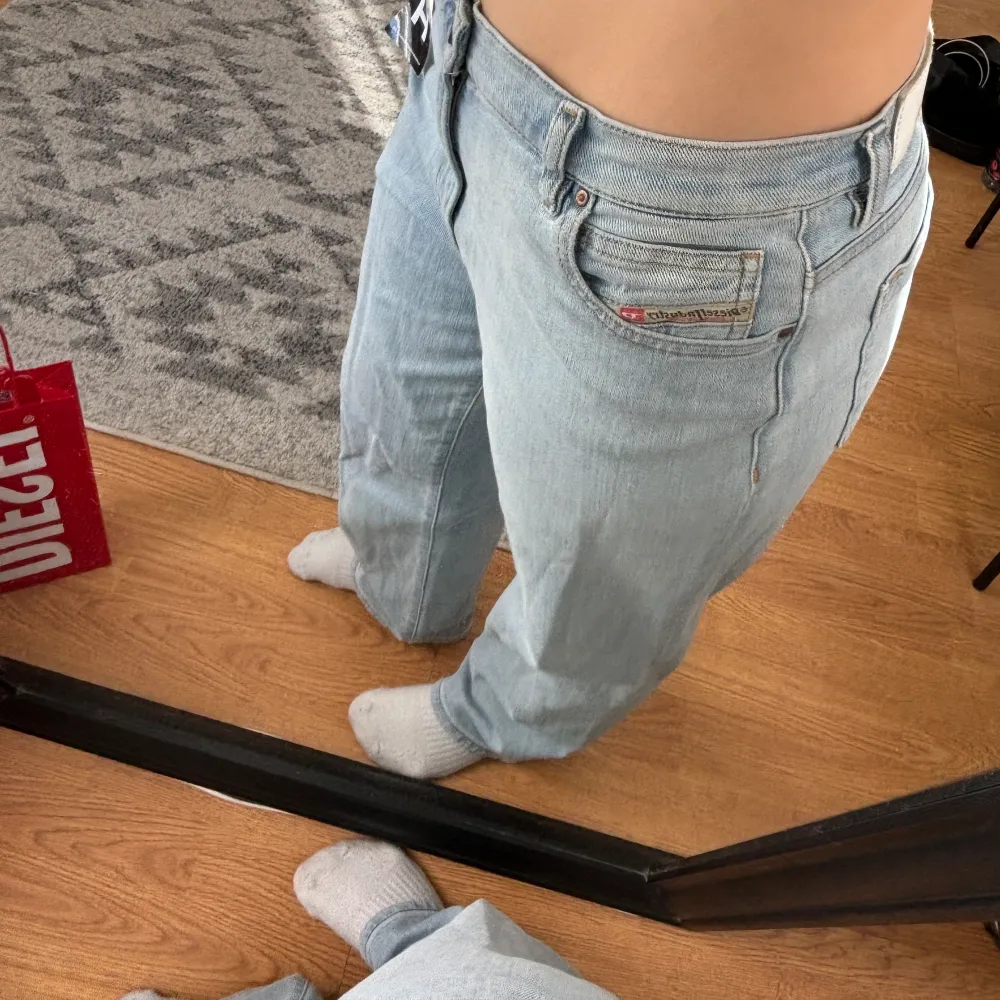 skitsnygga ljusblå jeans från diesel i rak modell med låg midja. Köpta på humana second hand men säljer nu dessa då jag har för många jeans i garderoben. Storlek 34, jag är 160 cm och de sitter som på bilden på mig 🫶🏼. Jeans & Byxor.