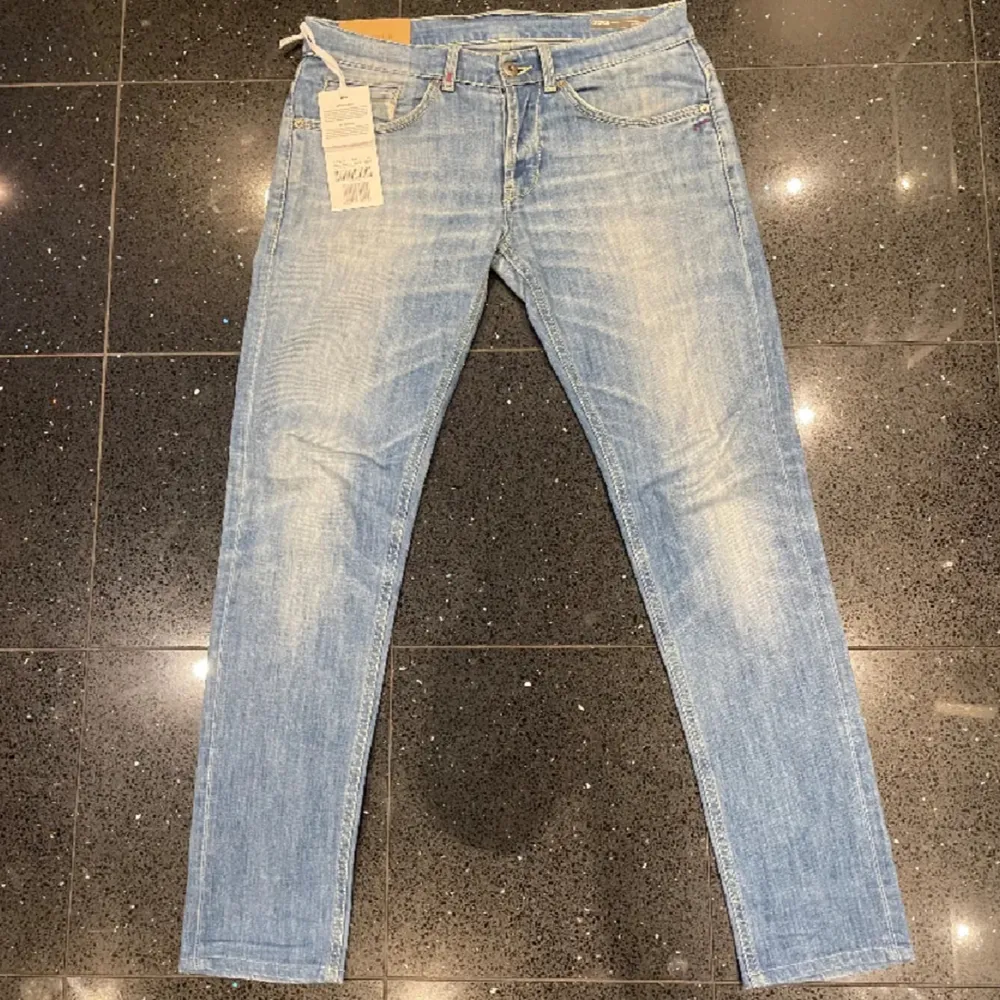 Hej, säljer nu mina dondup jeans då dem är för små, dem är i toppskick (9/10), finns ett fabrikshål som jag kan visa på pm, Hör av er vid frågor eller funderingar, mvh Carl . Jeans & Byxor.